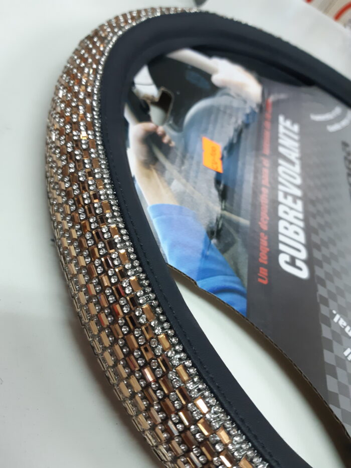 CUBRE VOLANTE MOTORA NEGRO C/STRASS COMB DORADO 38CM